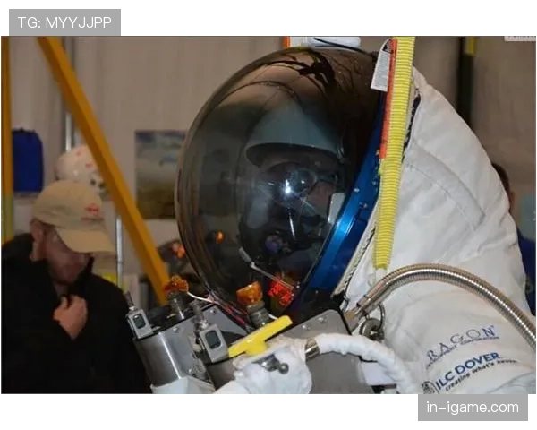 奥地利跳伞名将鲍姆加特纳再创历史，高空跳伞突破极限引全球瞩目