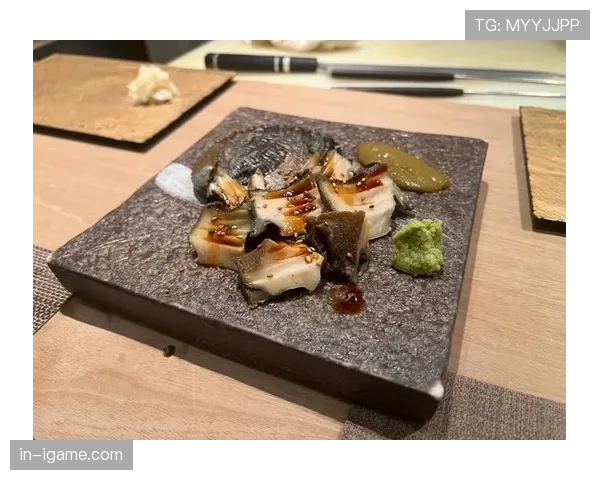 杨千霖豪宅背景自拍却穿破帆布鞋，感觉像隔壁大佬下班走错片场